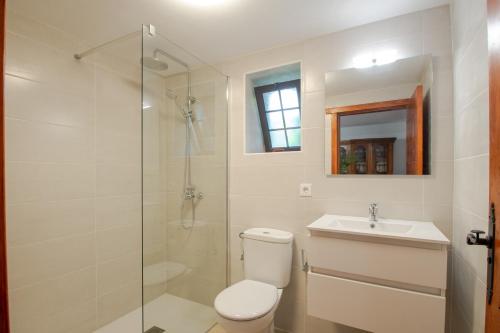 Et badeværelse på Casa Mar de Lava -Escapada activa en Masdache, corazón de Lanzarote