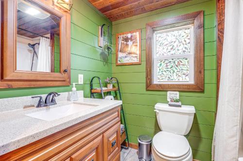 Ένα μπάνιο στο Hocking Hills Social Distance Cabin with Hot Tub