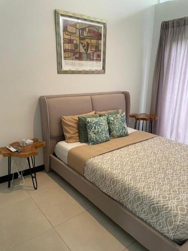 a bedroom with a bed and a table and a window at Villa Paraiso do Mar in Jacó
