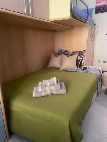 a pair of towels sitting on a bed in a room at CasaF - Appartamento con parcheggio privato in Velletri