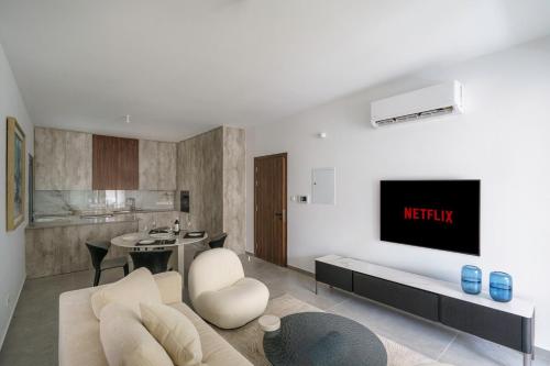 Kalamon Luxury Suite 203 with Pool and Gymにあるテレビまたはエンターテインメントセンター