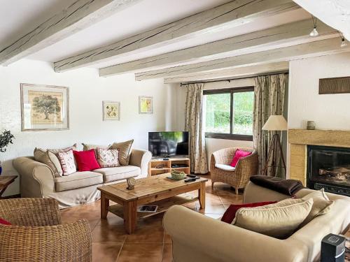 un salon avec deux canapés et une table basse dans l'établissement Villa Clairchant by Interhome, à Saint-Siffret