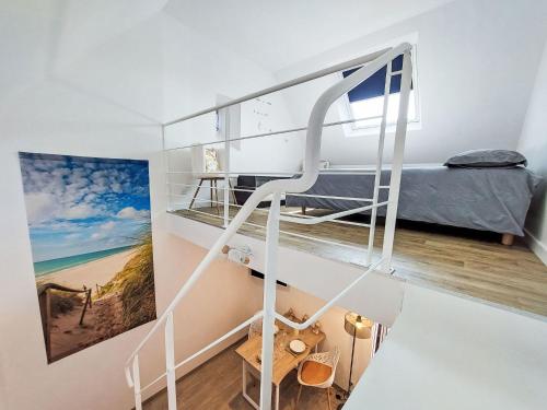 - une chambre avec des lits superposés et une échelle menant à une chambre dans l'établissement Holiday Home La Trélennette by Interhome, à Plonéour-Lanvern