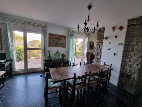 une salle à manger avec une table et des chaises en bois dans l'établissement Ground floor house Les Issambres, à Roquebrune-sur Argens