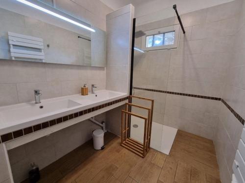 une salle de bain avec un lavabo et un miroir dans l'établissement Ground floor house Les Issambres, à Roquebrune-sur Argens