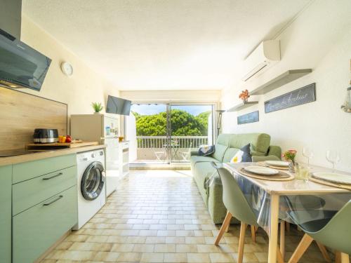 une cuisine et un salon avec un canapé et une table dans l'établissement Apartment La Frégate-14 by Interhome, au Grau-du-Roi