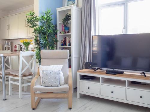 TV a/nebo společenská místnost v ubytování Holiday Home The Croft House Portree by Interhome