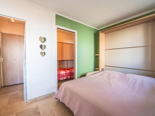 - une chambre avec un lit et un placard dans l'établissement Apartment Porto di Mar-17 by Interhome, à Cavalaire-sur-Mer