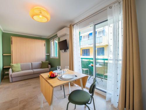 un salon avec une table et un canapé dans l'établissement Apartment Porto di Mar-17 by Interhome, à Cavalaire-sur-Mer
