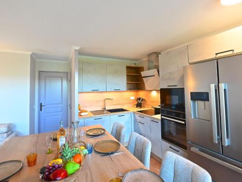 une cuisine avec une table avec un bol de fruits dessus dans l'établissement Apartment Village Cap Estérel - L'Esquinade-109 by Interhome, à Agay