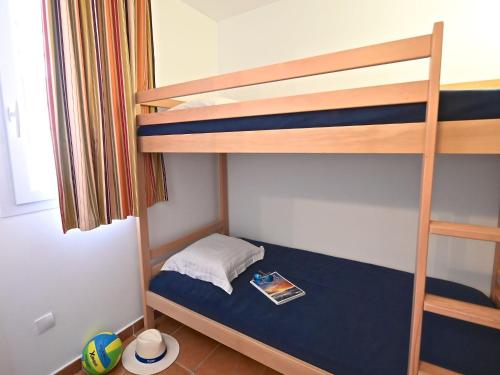 - une chambre avec 2 lits superposés dotés d'un matelas bleu dans l'établissement Apartment Village Cap Estérel - L'Esquinade-109 by Interhome, à Agay