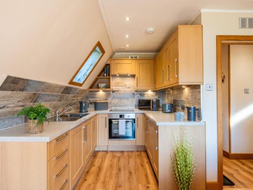 Dapur atau dapur kecil di Chalet Sandpiper Lodge by Interhome
