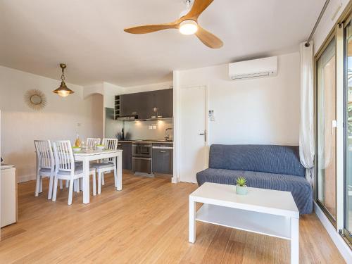 un salon avec un canapé et une table dans l'établissement Apartment Les Regates-8 by Interhome, à Hyères