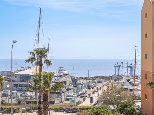 un port de plaisance avec des voitures garées dans un parking dans l'établissement Apartment Les Regates-8 by Interhome, à Hyères