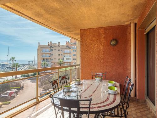 une table et des chaises sur un balcon avec vue dans l'établissement Apartment Les Regates-8 by Interhome, à Hyères