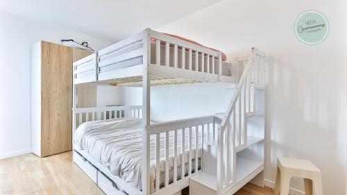 - un lit superposé blanc dans un dortoir avec une échelle dans l'établissement Residence les Oyats, à Les Bussolleries