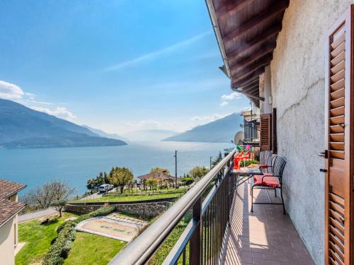 balcone con vista sull'acqua di Holiday Home Ca' Il Nido by Interhome a Domaso