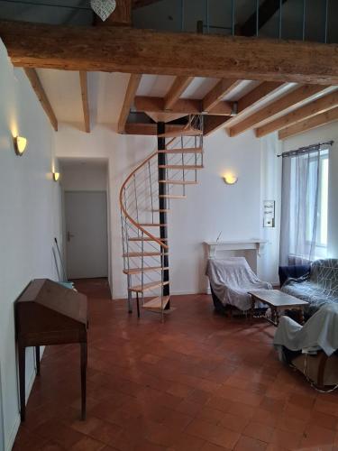 - un salon avec un escalier en colimaçon dans l'établissement Chez Sylvie, à Carcassonne