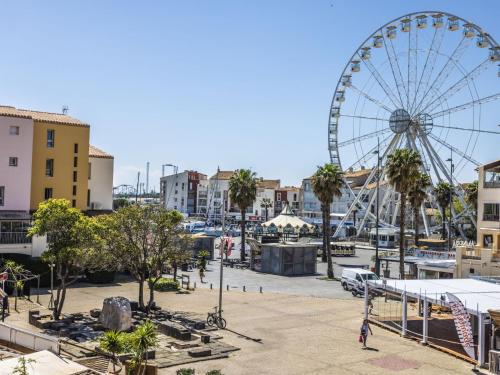 une grande roue dans un parking en ville dans l'établissement Apartment Port Richelieu 1 by Interhome, au Cap d'Agde