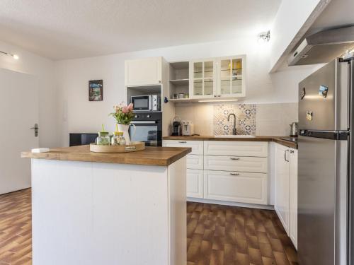 une cuisine avec des armoires blanches et un comptoir dans l'établissement Apartment Port Richelieu 1 by Interhome, au Cap d'Agde
