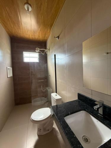 a bathroom with a toilet and a sink and a shower at Novo Hotel Paranatinga in Pôsto Indígena Batovi
