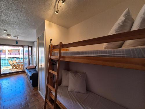 deux lits superposés dans une chambre avec balcon dans l'établissement Studio piscine, proche mer, parking privé, à Bandol
