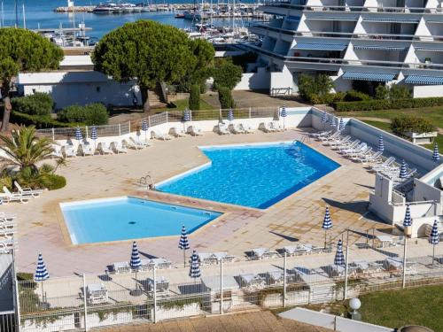 une vue aérienne d'une piscine sur un bateau de croisière dans l'établissement Apartment Les Rivages d'Ulysse by Interhome, au Grau-du-Roi