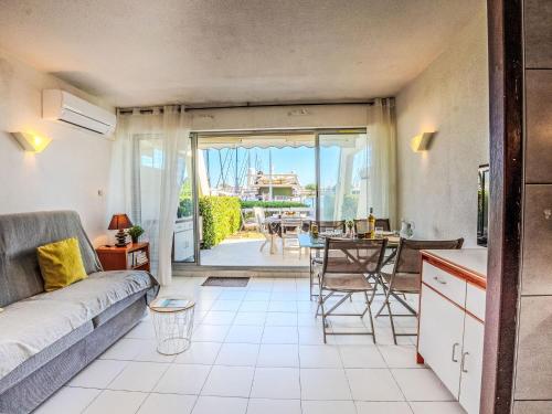 un salon avec un canapé et une table dans l'établissement Apartment Les Rivages d'Ulysse by Interhome, au Grau-du-Roi