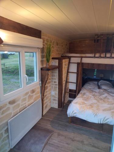 - une vue intérieure sur une chambre avec un lit et une fenêtre dans l'établissement Nuit insolite, à La Celle-sous-Gouzon