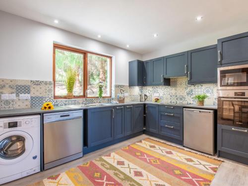 Η κουζίνα ή μικρή κουζίνα στο Holiday Home Farmburn by Interhome