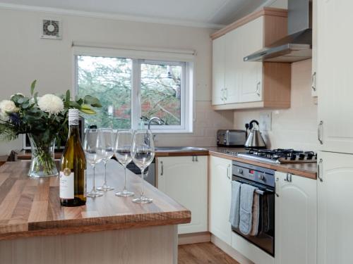 Una cocina con copas de vino en una encimera. en Chalet Sandpiper Lodge by Interhome, en Boat of Garten
