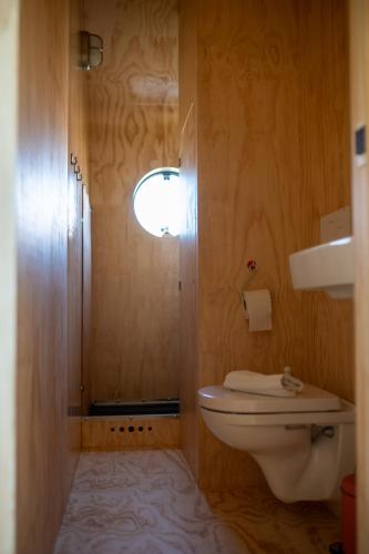 a bathroom with a toilet and a shower at Luxe Wikkelhouse met hottub 'Dompel' in Hoogwoud