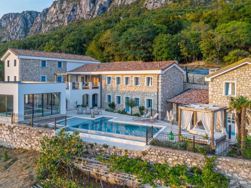 une maison avec une piscine en face d'une montagne dans l'établissement Villa Vila 72 by Interhome, à Bribir