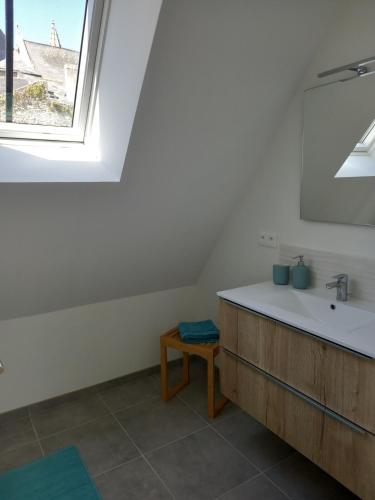 une salle de bain avec un lavabo et une fenêtre dans l'établissement La Maison Guérandaise 3 chambres, à Guérande