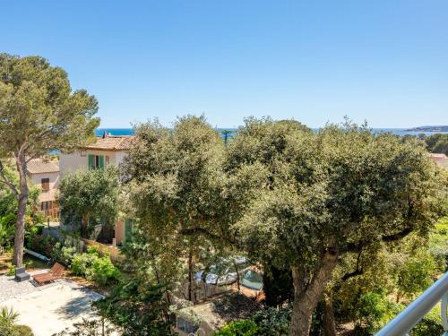 - un balcon avec vue sur une maison arborée dans l'établissement Apartment Les Calanques du Parc-9 by Interhome, à Saint-Aygulf