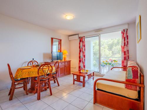 une chambre avec un lit, un bureau et une table dans l'établissement Apartment Les Calanques du Parc-9 by Interhome, à Saint-Aygulf