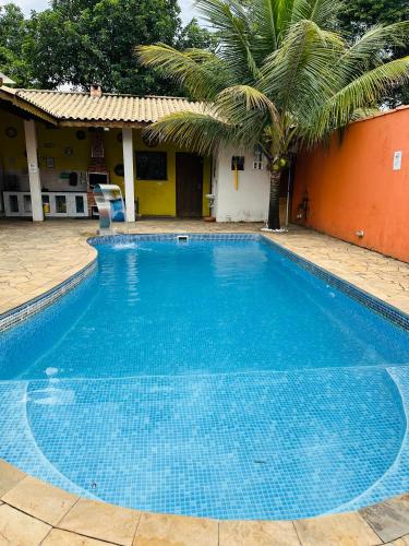 Barra do Rio AbaixoにあるCasa com piscinaの家の隣の青い大型スイミングプール