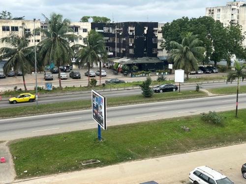 a street with a sign on the side of a road at résidence Nathalia in Abidjan