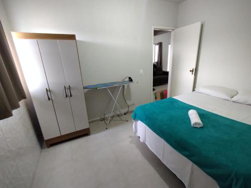 Un pat sau paturi într-o cameră la Apartamento Inteiro Cantinho da Chérie Garapu