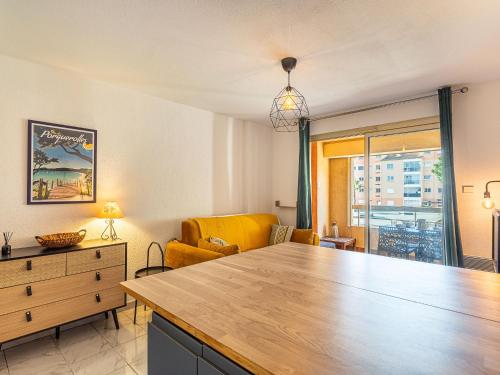 un salon avec une table et une chaise jaune dans l'établissement Studio Les Regates-9 by Interhome, à Hyères