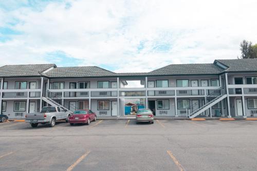 a large building with cars parked in a parking lot at Sumner Motor Inn in Sumner