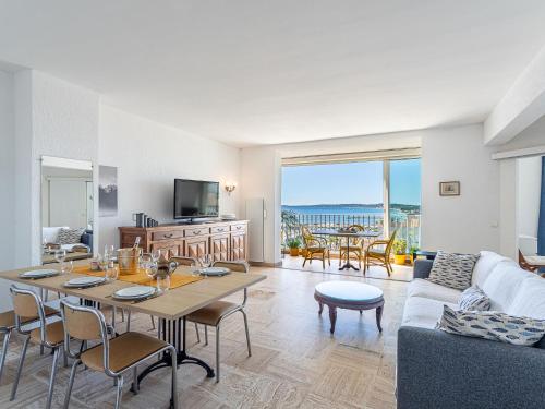 un salon avec une table et un canapé dans l'établissement Apartment Les Astérides by Interhome, à Hyères