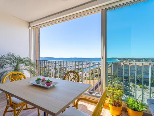une salle à manger avec une table et une grande fenêtre dans l'établissement Apartment Les Astérides by Interhome, à Hyères