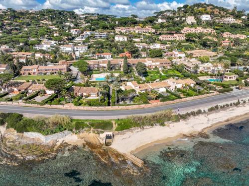 - une vue aérienne sur une plage avec des maisons dans l'établissement Holiday Home El Cantarello-2 by Interhome, à Sainte-Maxime