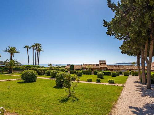 Elle offre une vue sur un parc planté d'arbres et de buissons. dans l'établissement Holiday Home El Cantarello-2 by Interhome, à Sainte-Maxime