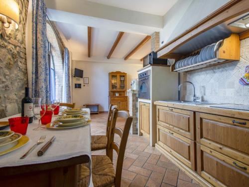 Kuchyň nebo kuchyňský kout v ubytování Apartment Celeste by Interhome