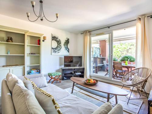 un salon avec un canapé et une table dans l'établissement Apartment Vaugrenier Présidence by Interhome, à Villeneuve-Loubet