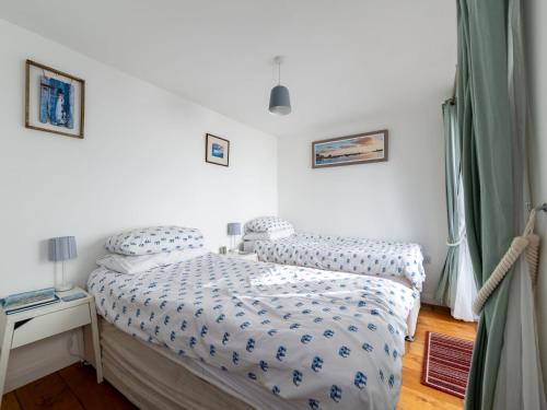 1 dormitorio con 2 camas individuales y mesita de noche en Holiday Home Seaforth Cottage by Interhome, en Gorran Haven