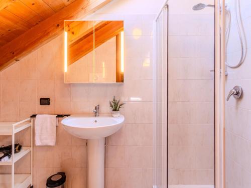Koupelna v ubytování Apartment Piazza San Giuseppe-9 by Interhome