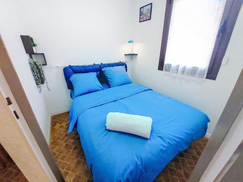 un lit avec des draps bleus et un oreiller blanc dessus dans l'établissement Apartment Front de Mer-26 by Interhome, au Barcarès